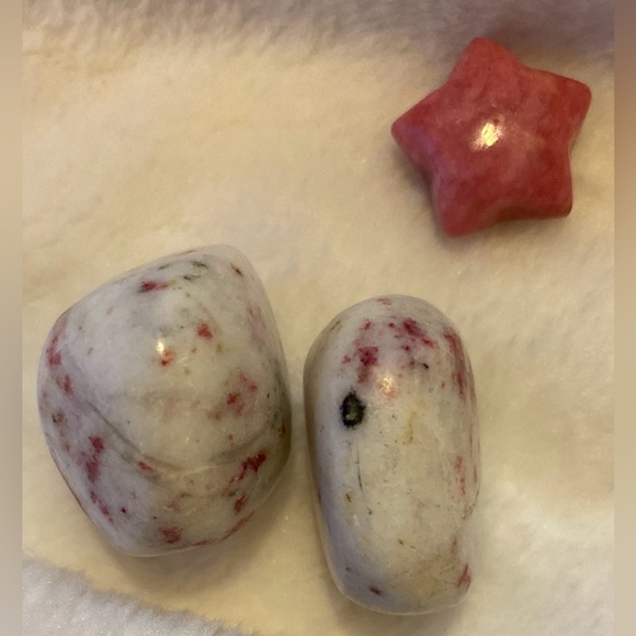 2 Cinnabar tumbles & 1 small Rhodonite star - Picture 7 of 16